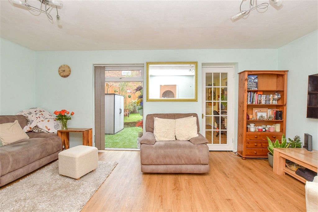 Property photo 3 of 11 Lounge