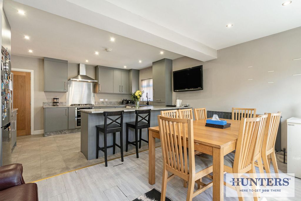 Property photo 3 of 25 Kitchen