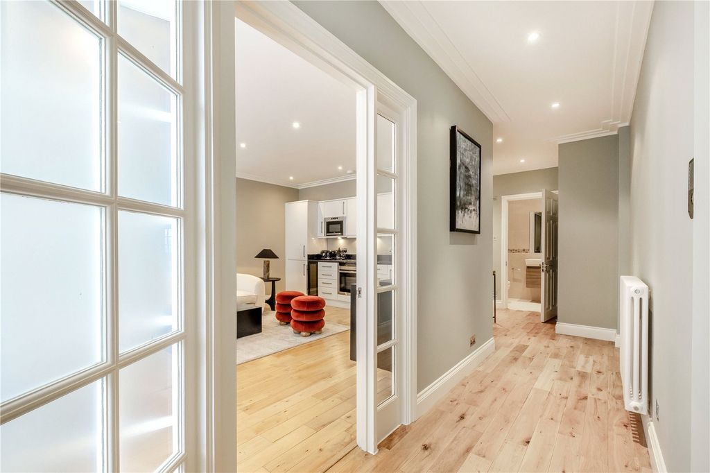 Property photo 2 of 14 Hallway