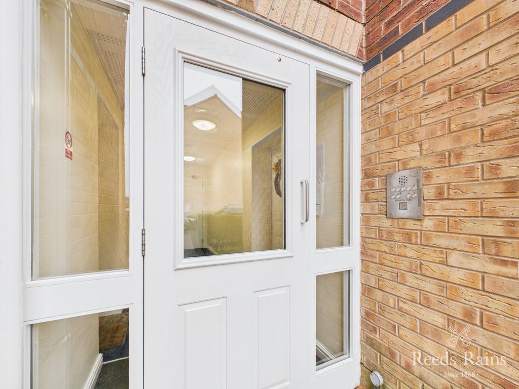 Property photo 3 of 21 Communal Entrance