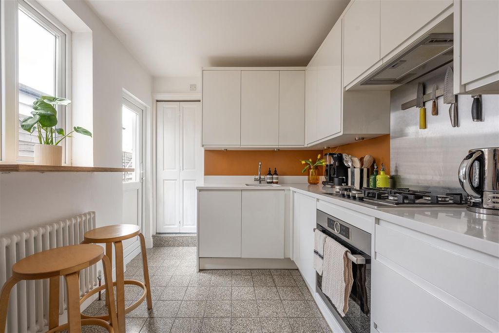 Property photo 3 of 30 Odessa Road, E7
