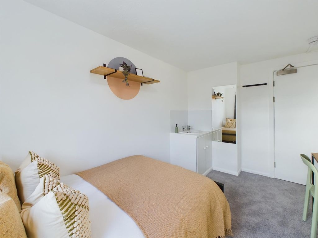 Property photo 2 of 23 A Bright And Inviting Double Bedroom Featuring Mod...