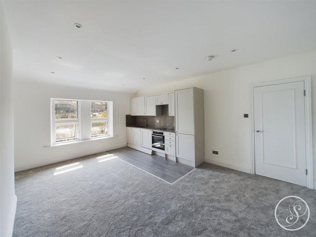 Property photo 3 of 9 Cam02071G0-Pr0317-Still007.Jpg