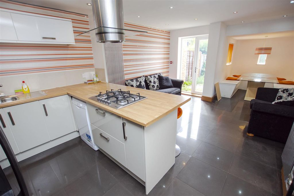 Property photo 3 of 12 Approach