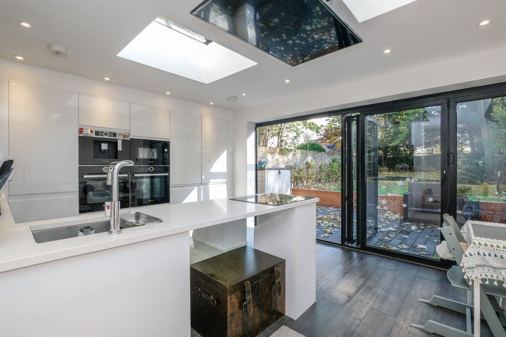 Property photo 1 of 12 61_Windsor_Rd__0008