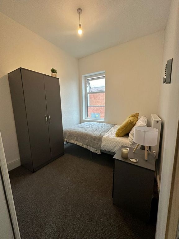 Property photo 2 of 6 A Cozy And Neatly Arranged Single Bedroom Featurin...