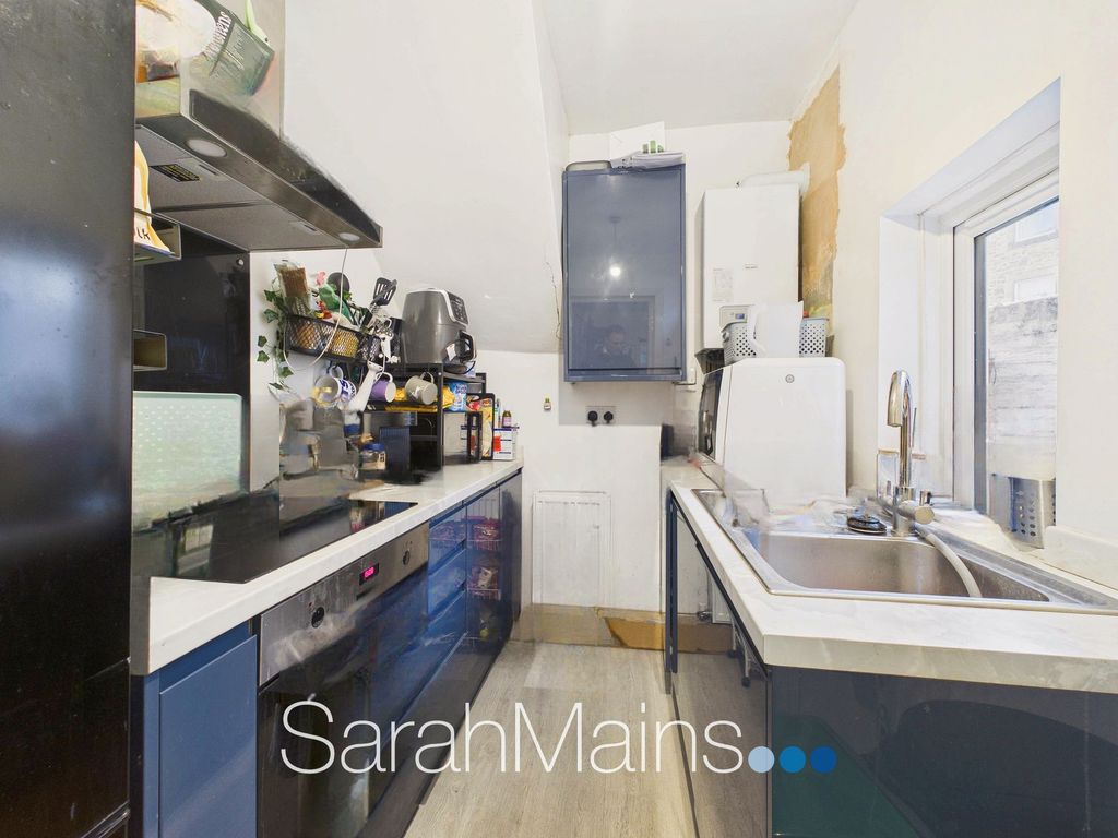 Property photo 3 of 6 Kitchen