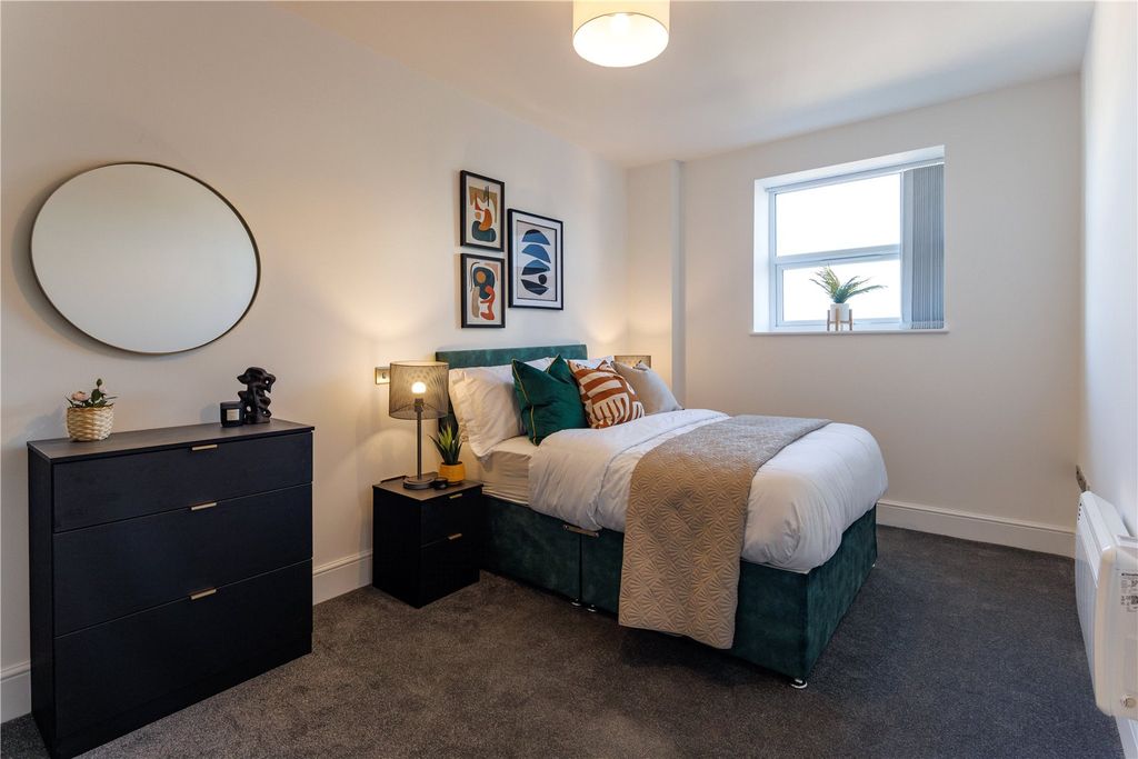 Property photo 1 of 6 Bedroom