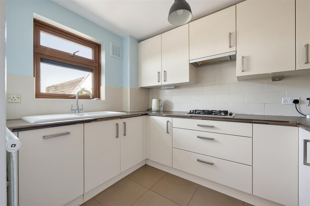 Property photo 3 of 21 Lennox Road, E17