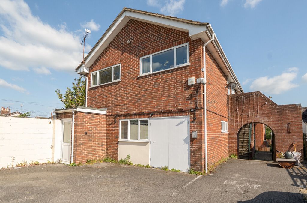 Property photo 3 of 9 1450295-15-69F0ce...