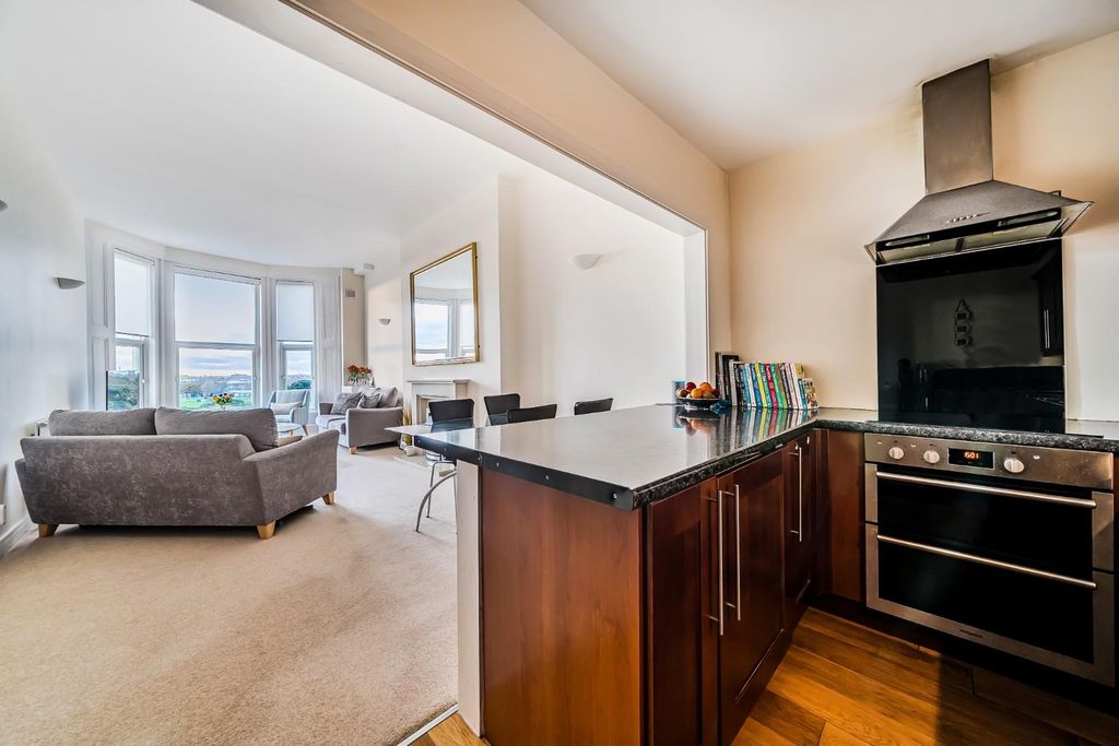 Property photo 2 of 19 1384015-16-6925ce8F581E2.Jpg