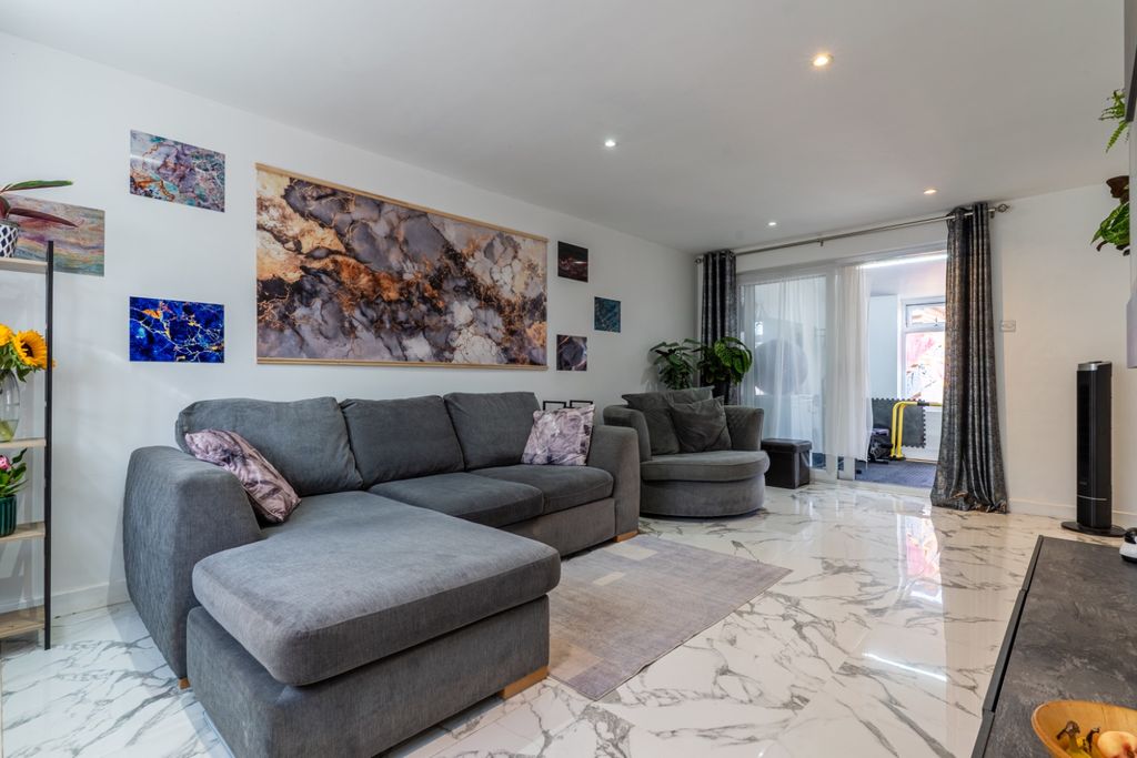 Property photo 2 of 29 5325832