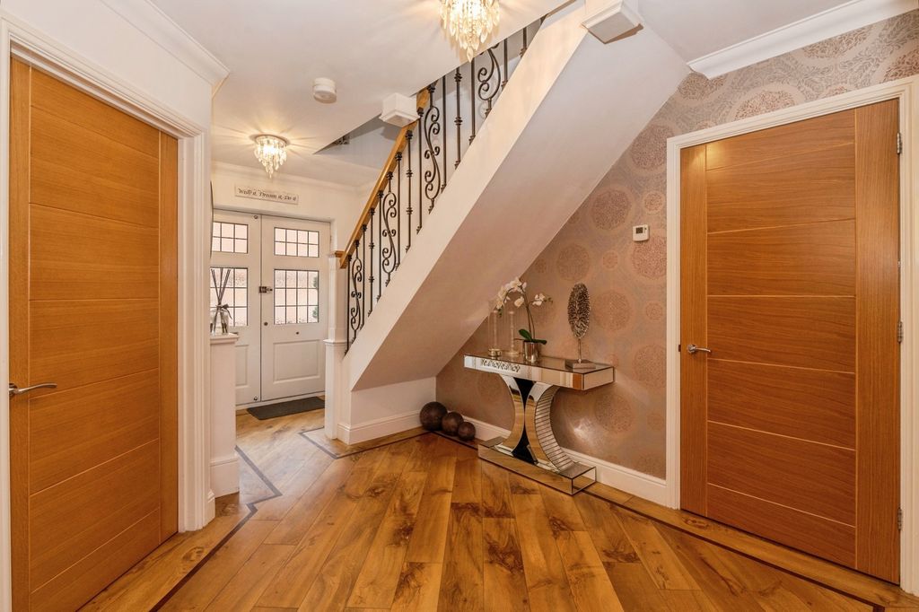Property photo 2 of 22 Entrance Hall