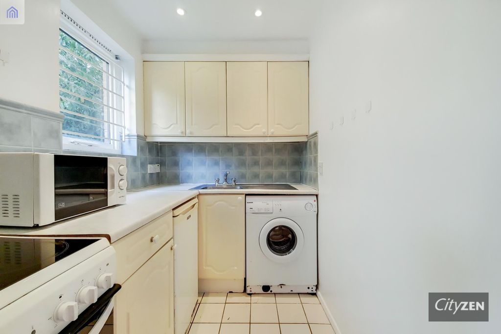 Property photo 2 of 10 Kitchen