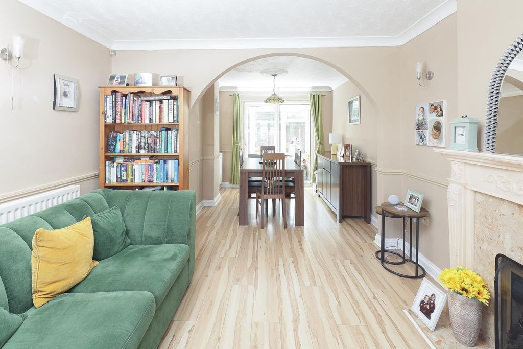 Property photo 2 of 16 22 Brutus Drive Lounge-2.Jpg