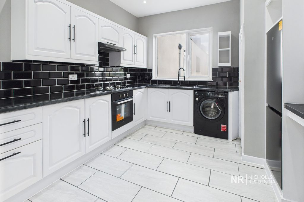 Property photo 2 of 14 Kitchen