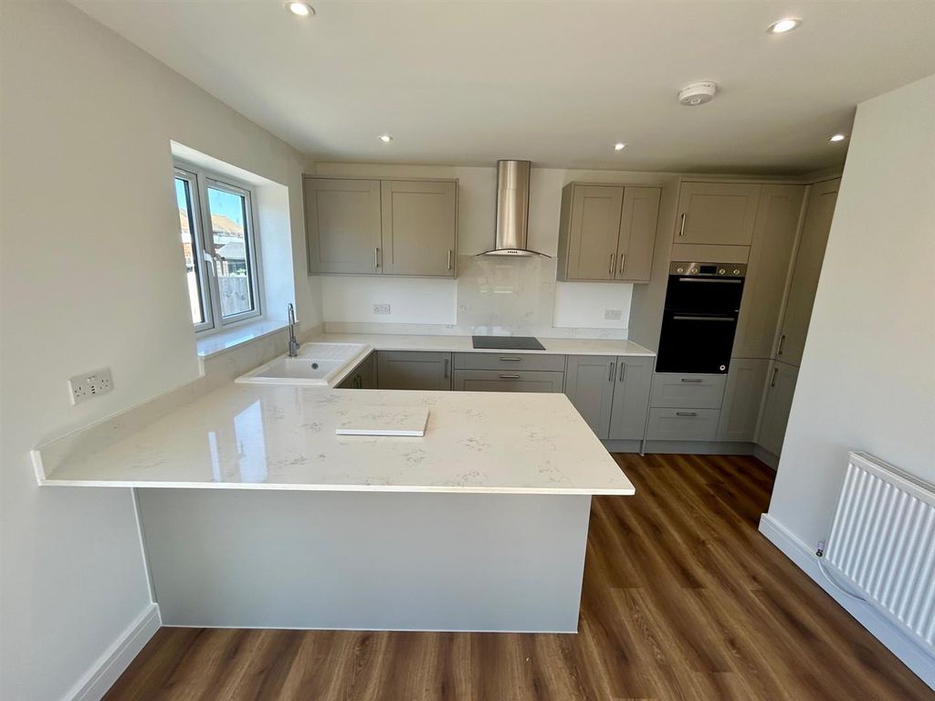 Property photo 2 of 17 Kitchen 5.Jpg