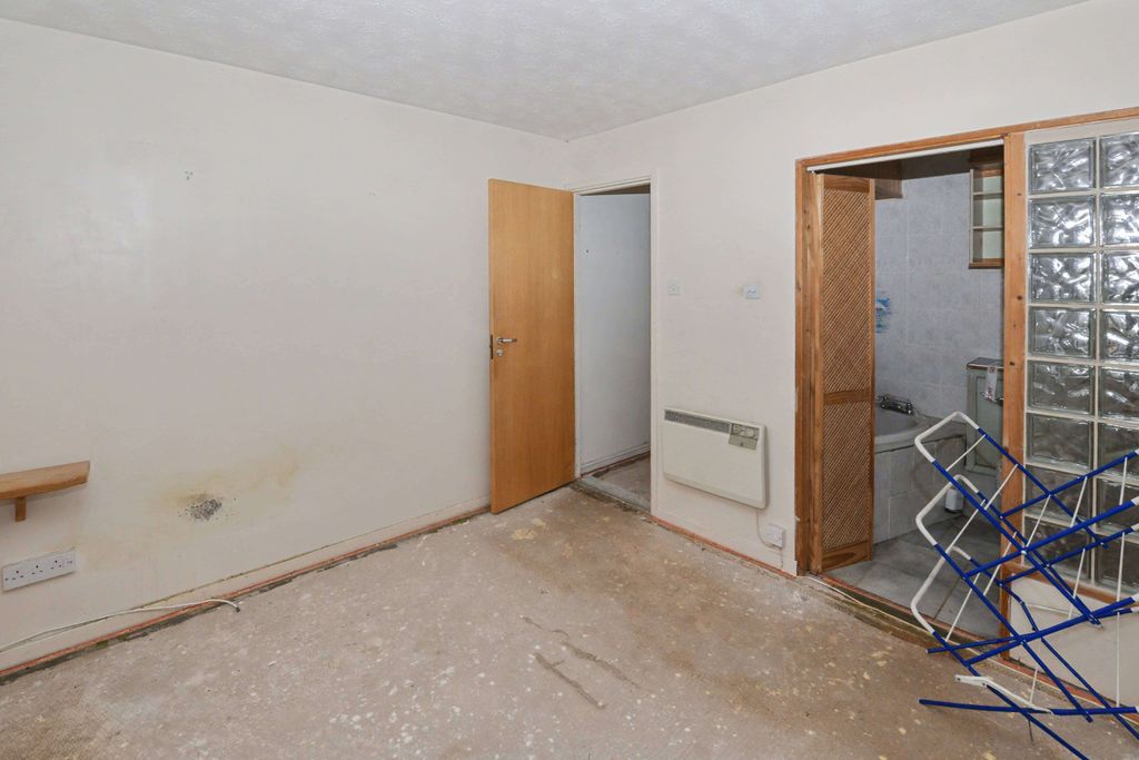 Property photo 3 of 6 16 William Tarver Close, Warwick, Warwickshire, CV34 4Ue