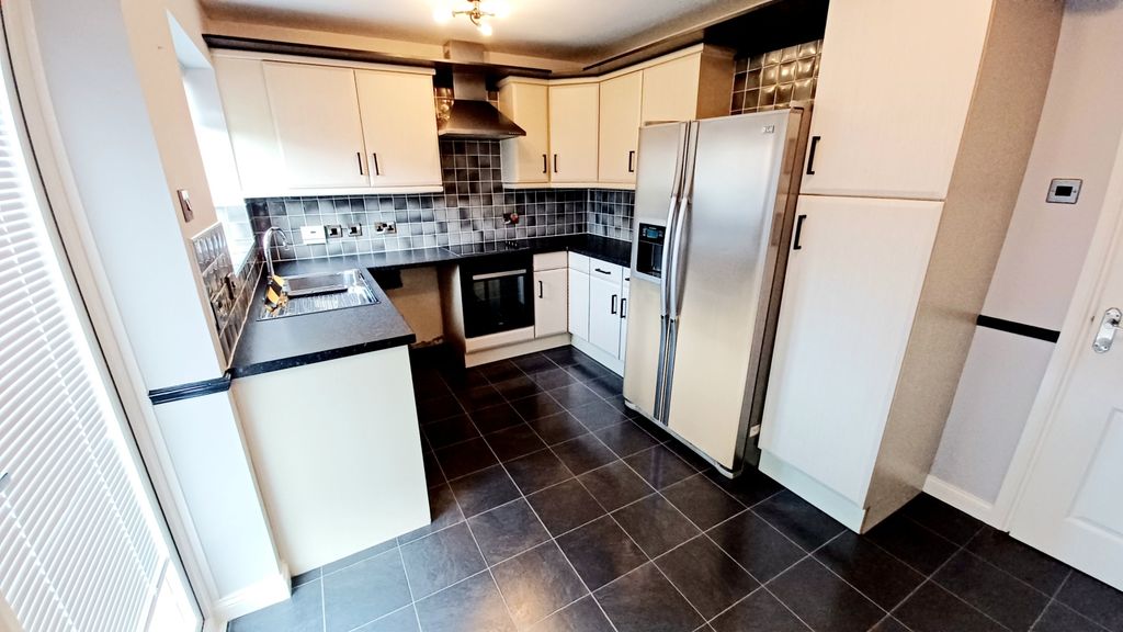 Property photo 3 of 17 20251118_132829