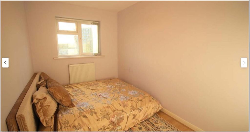 Property photo 3 of 7 Radcliffe Way_Bed.Jpg