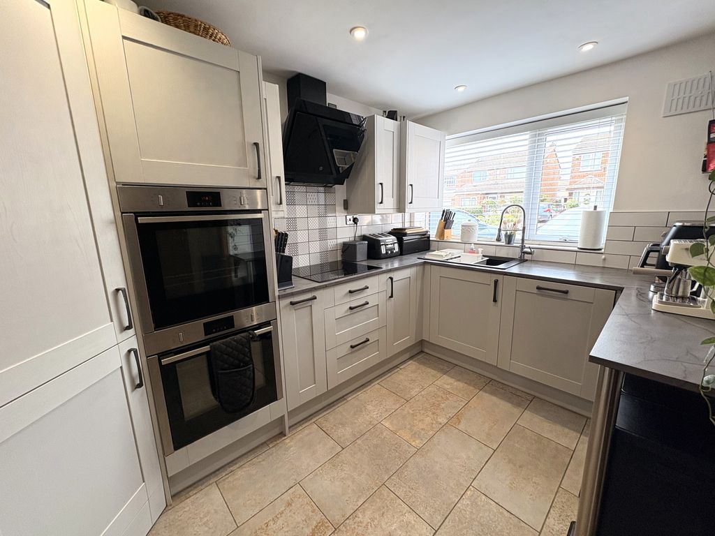 Property photo 2 of 19 Kitchen