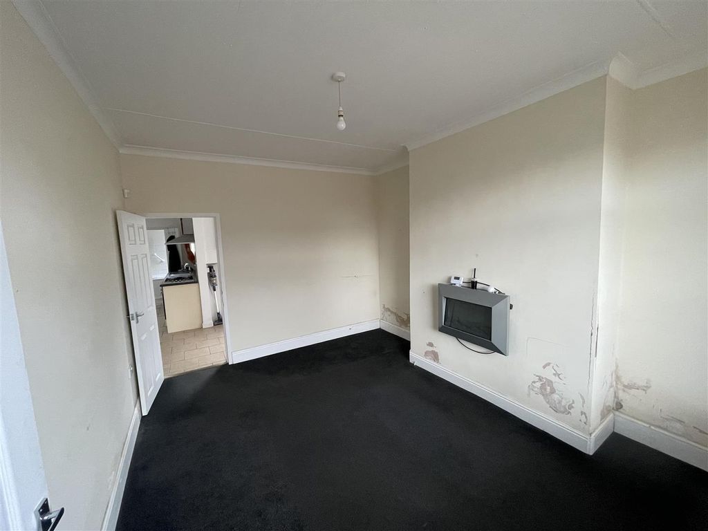Property photo 3 of 10 6. Frontroom.Jpg
