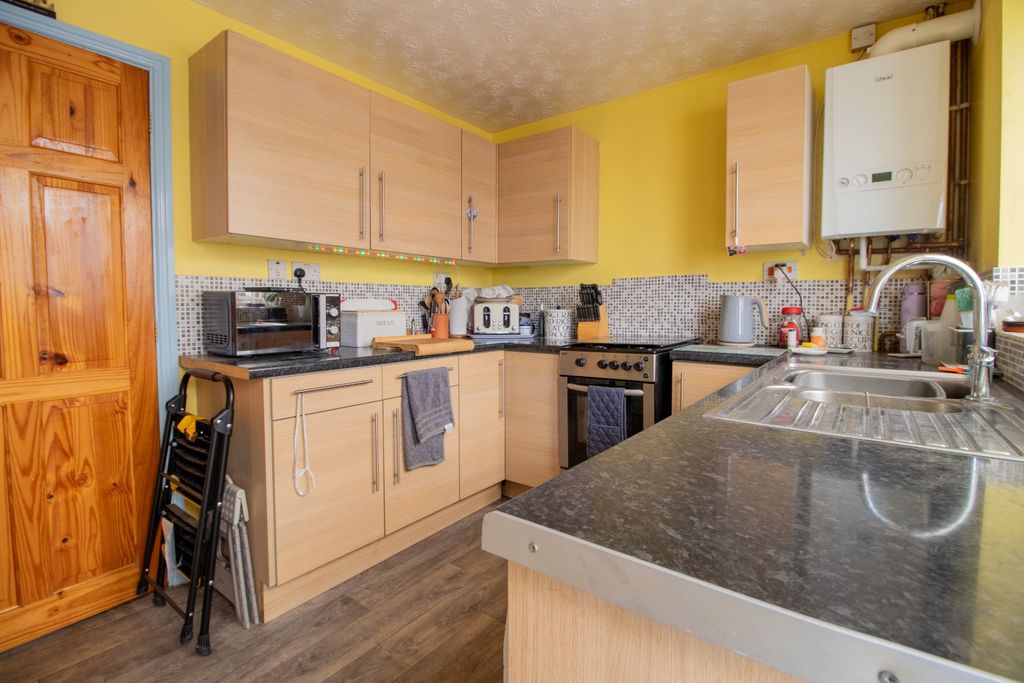 Property photo 2 of 18 5210984