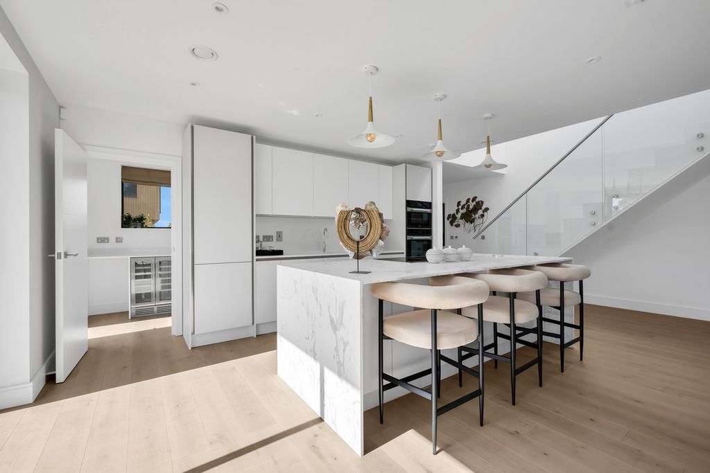 Property photo 2 of 43