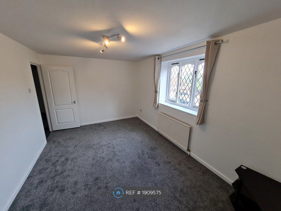 Property photo 2 of 11 Living Room
