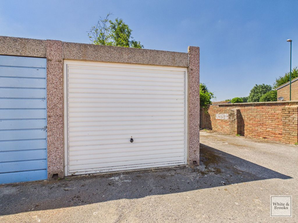 Property photo 1 of 2 Garage