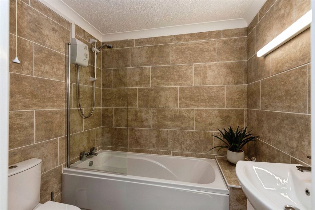 Property photo 1 of 10 Bathroom