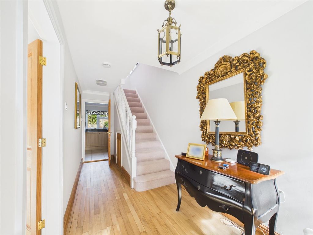 Property photo 3 of 20 Entrance Hall