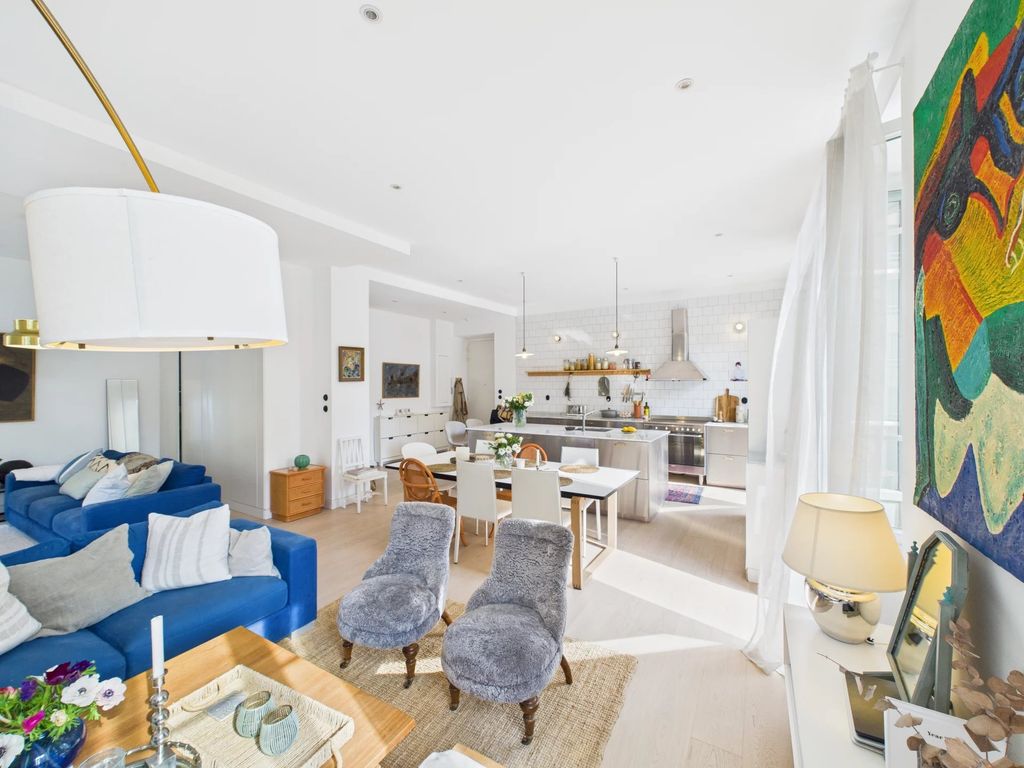 Property photo 2 of 32