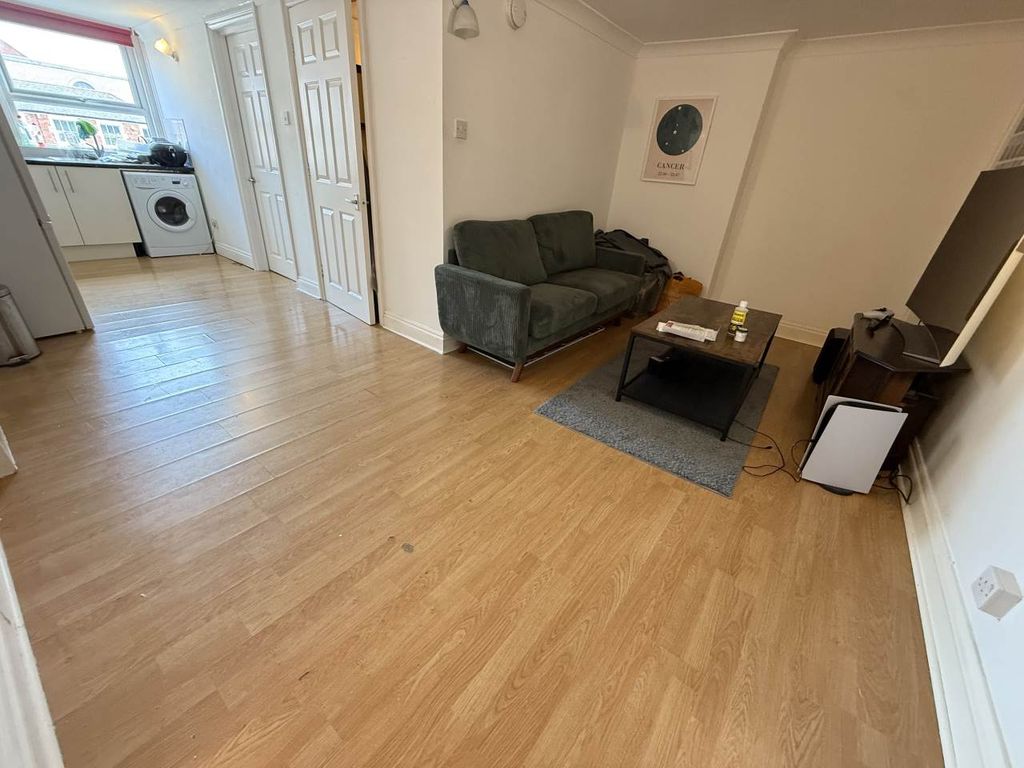 Property photo 3 of 11 Kitchen/Lounge Area