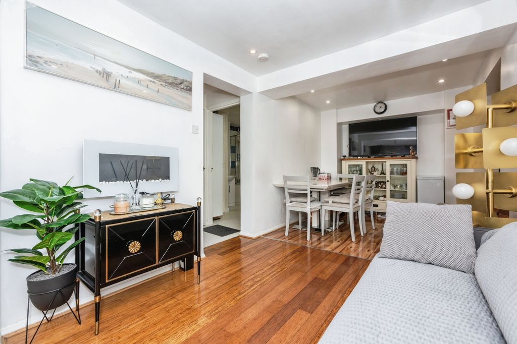 Property photo 1 of 15 Lounge