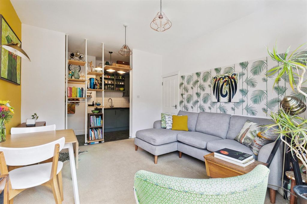 Property photo 2 of 12 0304202512_Wwtt_Flat 7, 2 Byton Road,_Sw17 9He_017