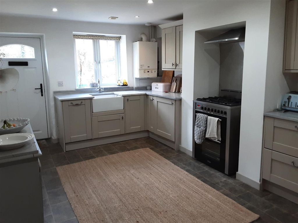 Property photo 2 of 11 Kitchen