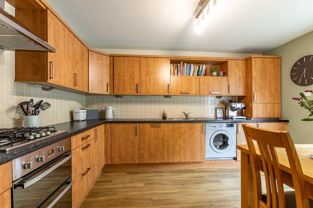 Property photo 3 of 32 Dining Kitchen