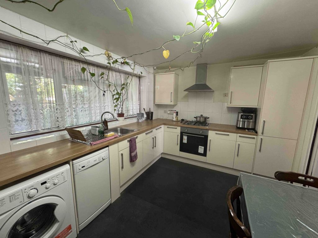 Property photo 1 of 9 Three Bedroom House