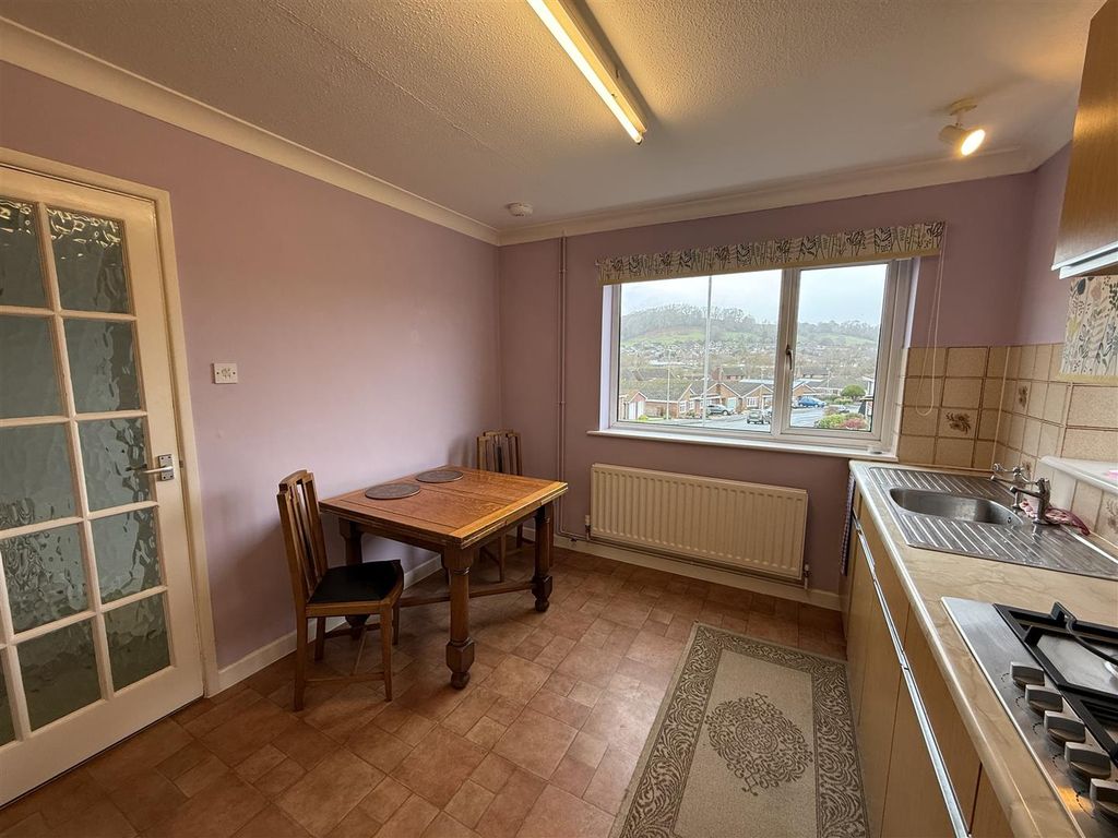 Property photo 3 of 17 Kitchen