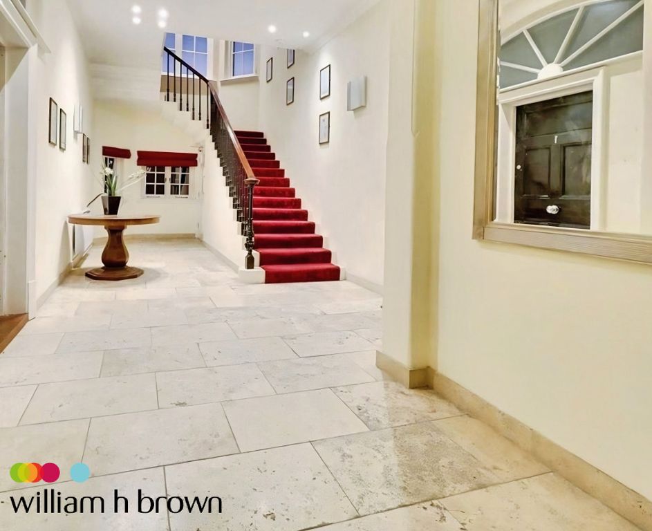 Property photo 2 of 10 Entrance Hall