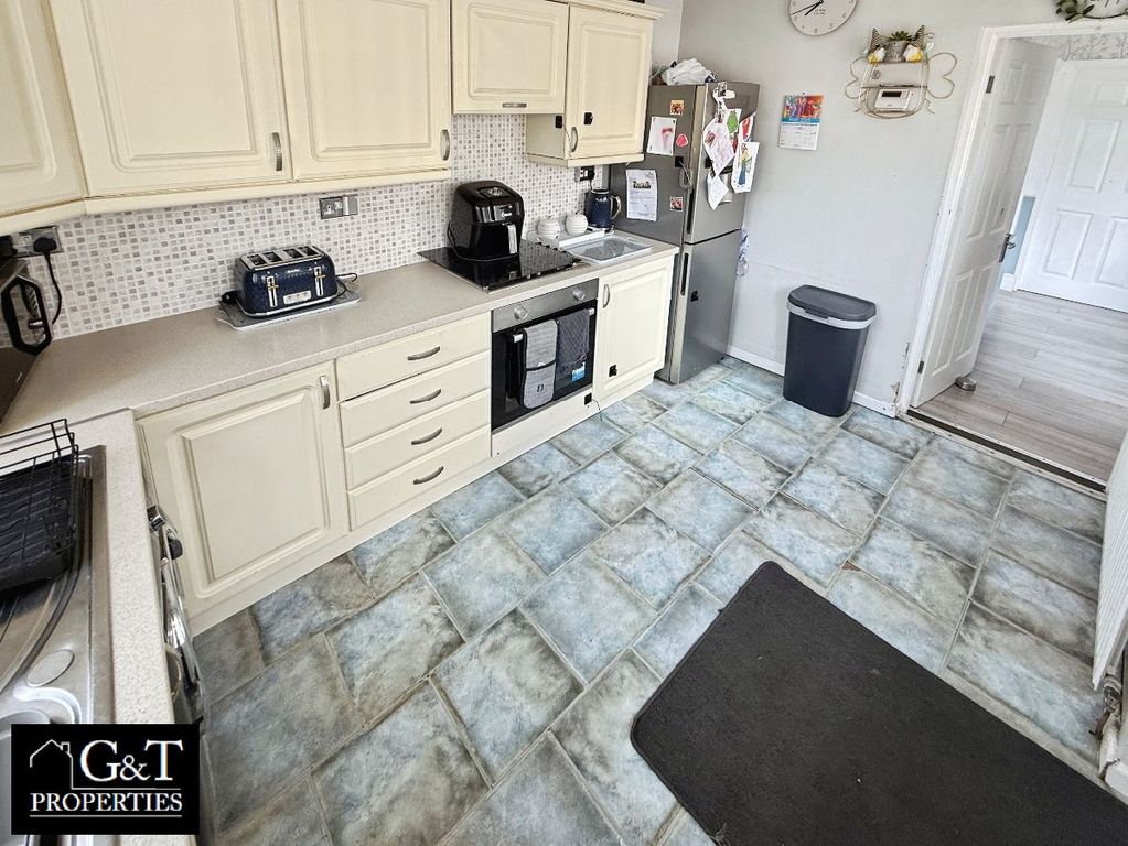 Property photo 3 of 23 Kitchen