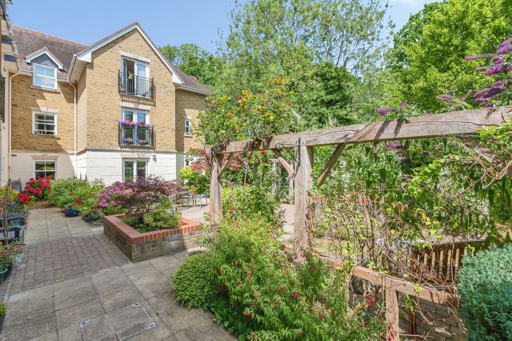 Property photo 3 of 12 Communal Gardens