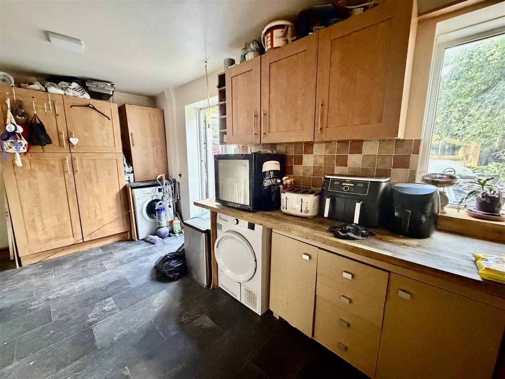 Property photo 3 of 11 Kitchen