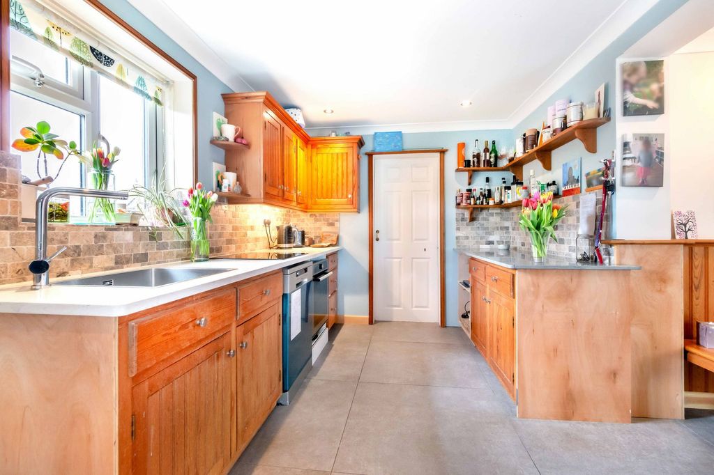 Property photo 2 of 37