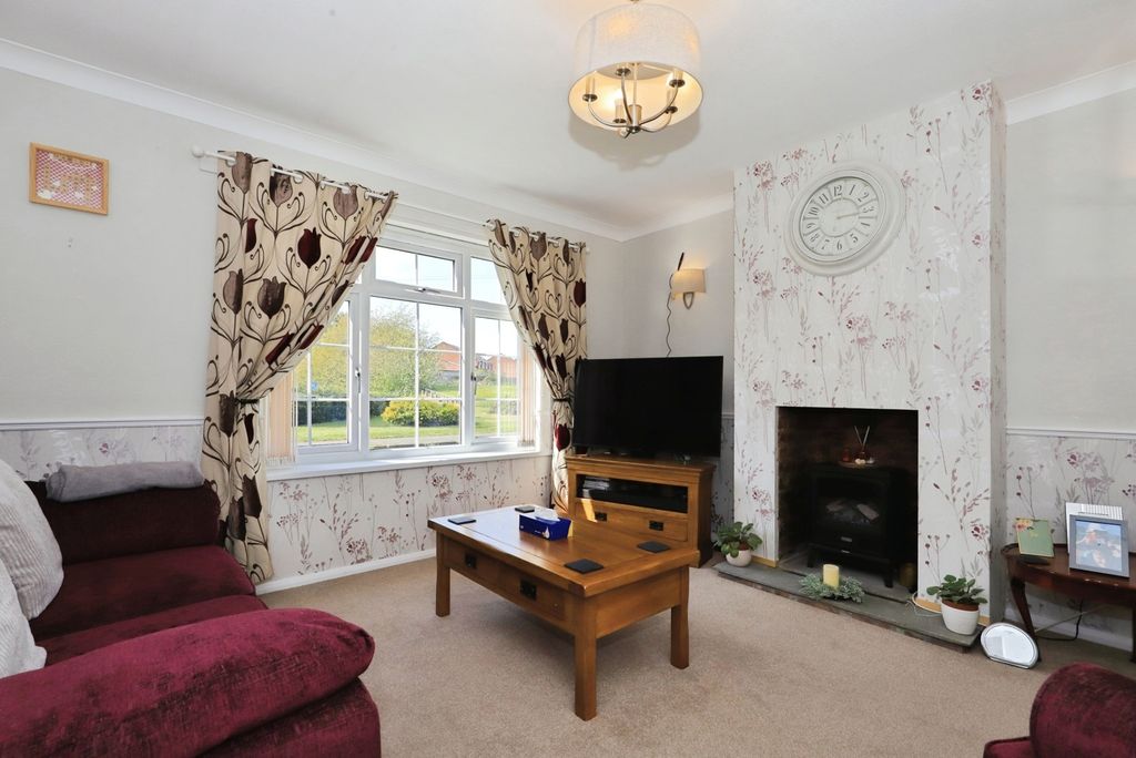 Property photo 2 of 13 Lounge