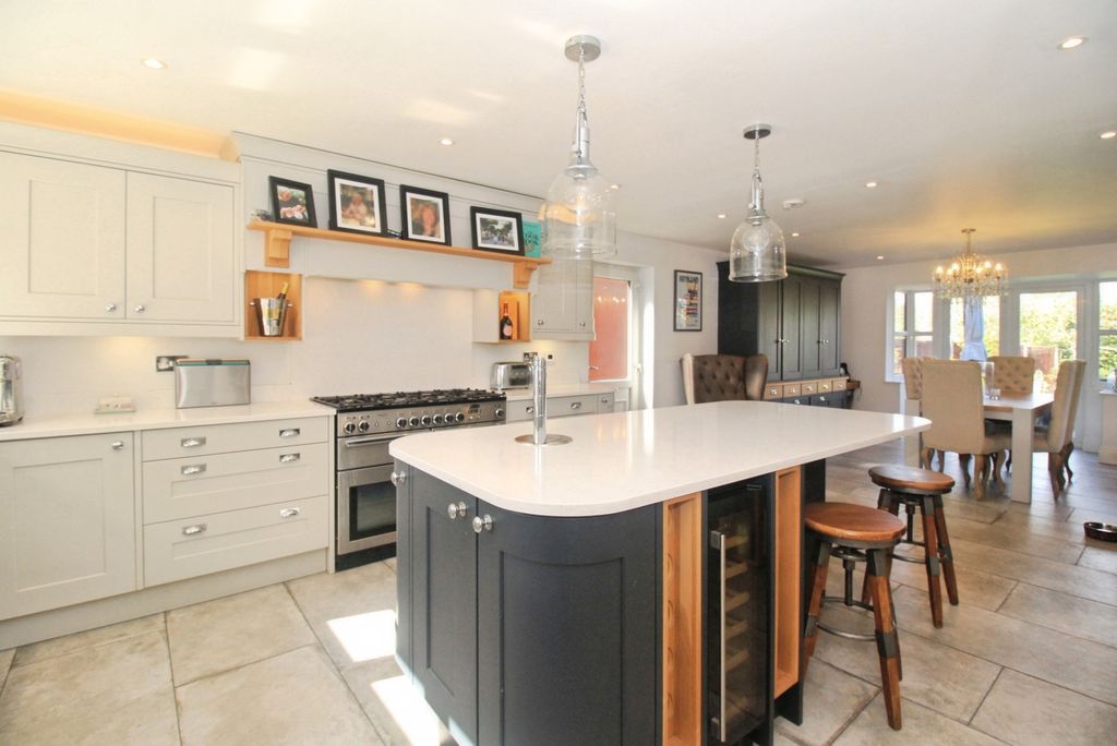 Property photo 2 of 20 Living Kitchen