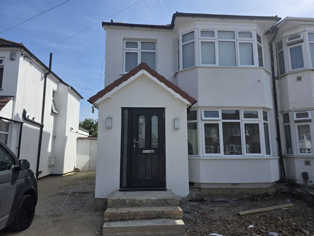 Property photo 1 of 26 Stunning 4-Bedroom Family Home | Newly Refurbished | Edgware, Ha8