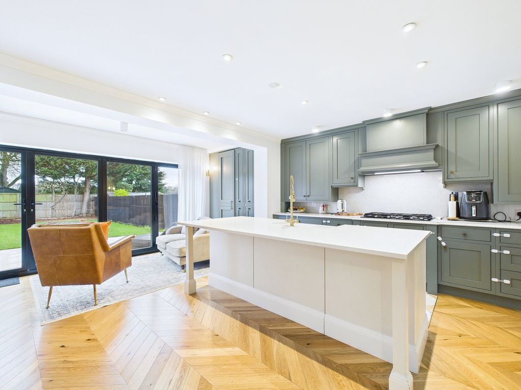 Property photo 3 of 27 Cam01909G0-Pr0460-Still023