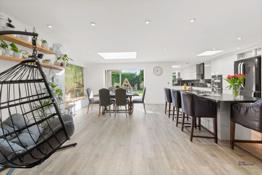 Property photo 2 of 32